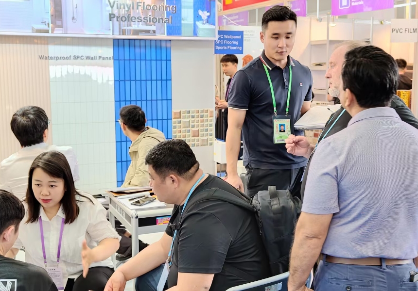 Trioflor staff chats enthusiastically with customers